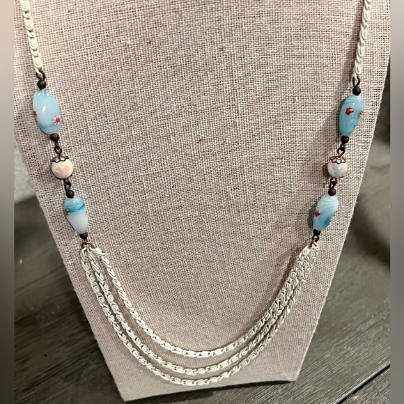 Vintage long white chain with blue long glass floral beads & AB white spacer - Picture 8 of 12